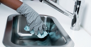 Calcaire dans la salle de bain : 5 trucs et astuces naturels pour le supprimer