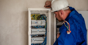 Pourquoi faut-il respecter les normes électriques dans une maison ?
