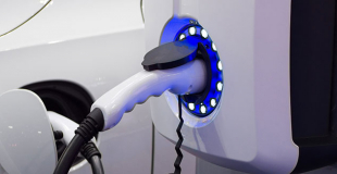 Pourquoi passer par un professionnel agréé pour installer sa borne de recharge ?