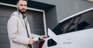 Peut-on recharger une voiture électrique sur une prise domestique ?