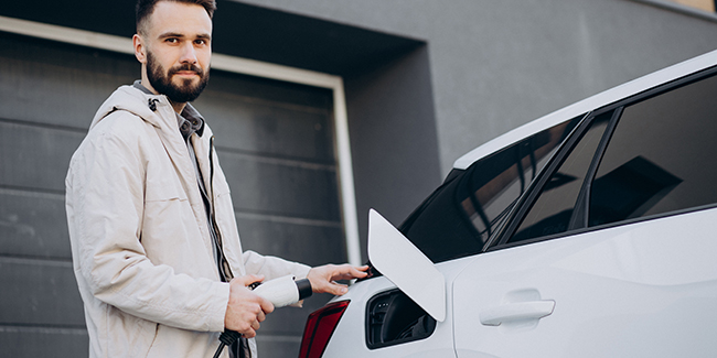 Quelles solutions pour recharger à domicile son véhicule électrique ? Prise  domestique, prise renforcée ou borne de recharge ?