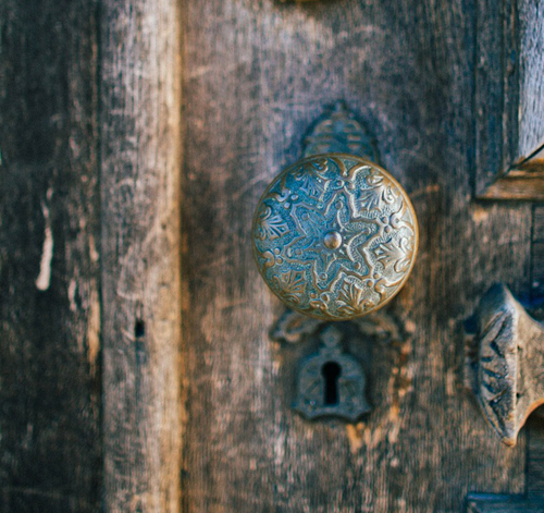 Poignée De Porte Ancienne À Une Porte D'entrée Banque D'Images et